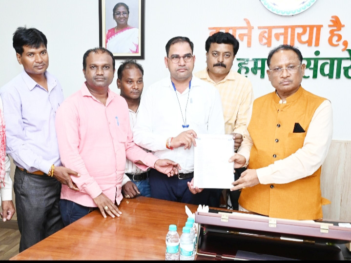 कंप्यूटर ऑपरेटर संघ के प्रतिनिधि मंडल ने सीएम से की मुलाकात कंप्यूटर ऑपरेटर संघ के प्रतिनिधि मंडल ने सीएम से की मुलाकात