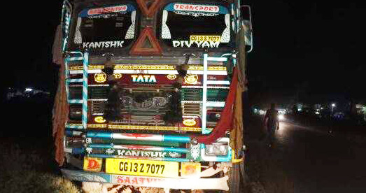 खड़े ट्रक से बाइक की टक्कर, एक घायल खड़े ट्रक से बाइक की टक्कर, एक घायल