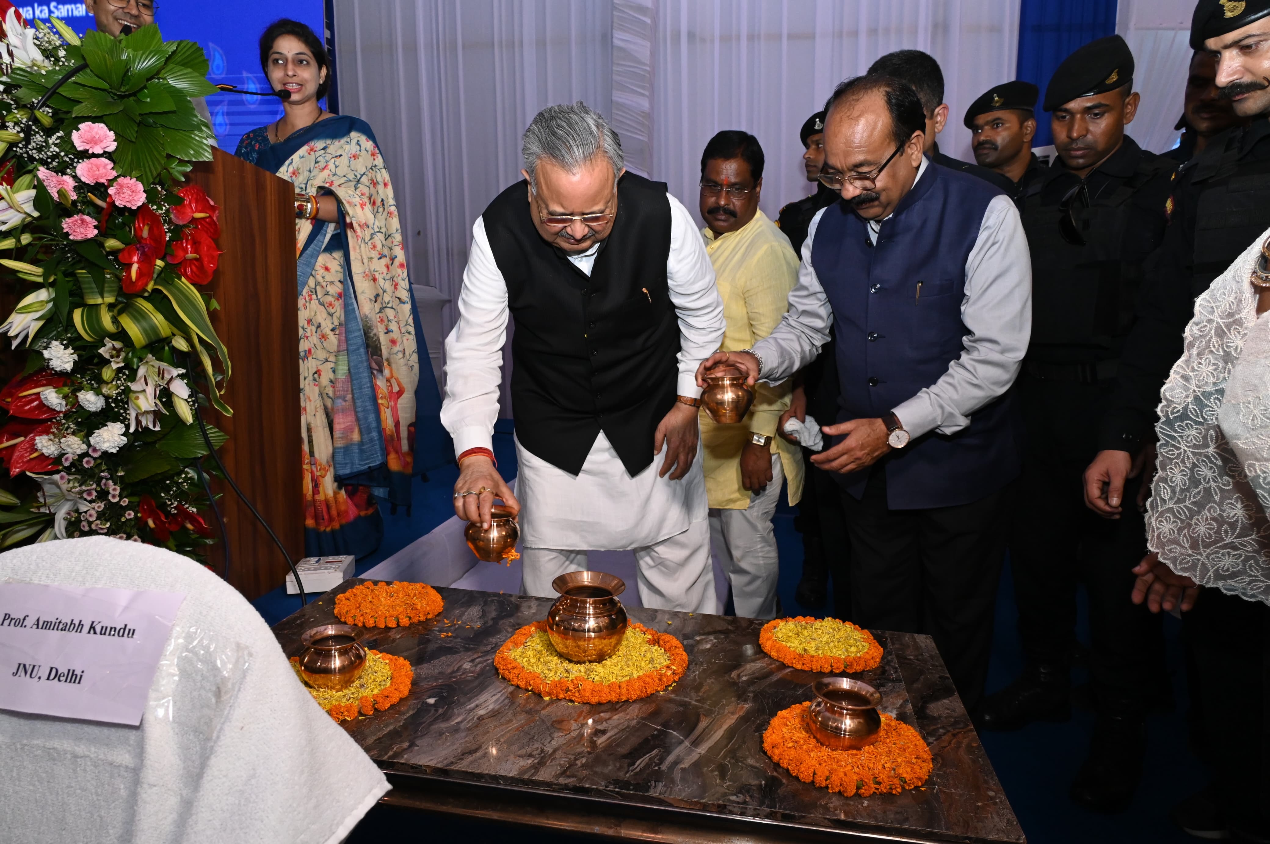 अभी सचेत नहीं हुए तो भू-जल भी प्रदूषित हो जाएगा-डॉ. रमन सिंह अभी सचेत नहीं हुए तो भू-जल भी प्रदूषित हो जाएगा-डॉ. रमन सिंह