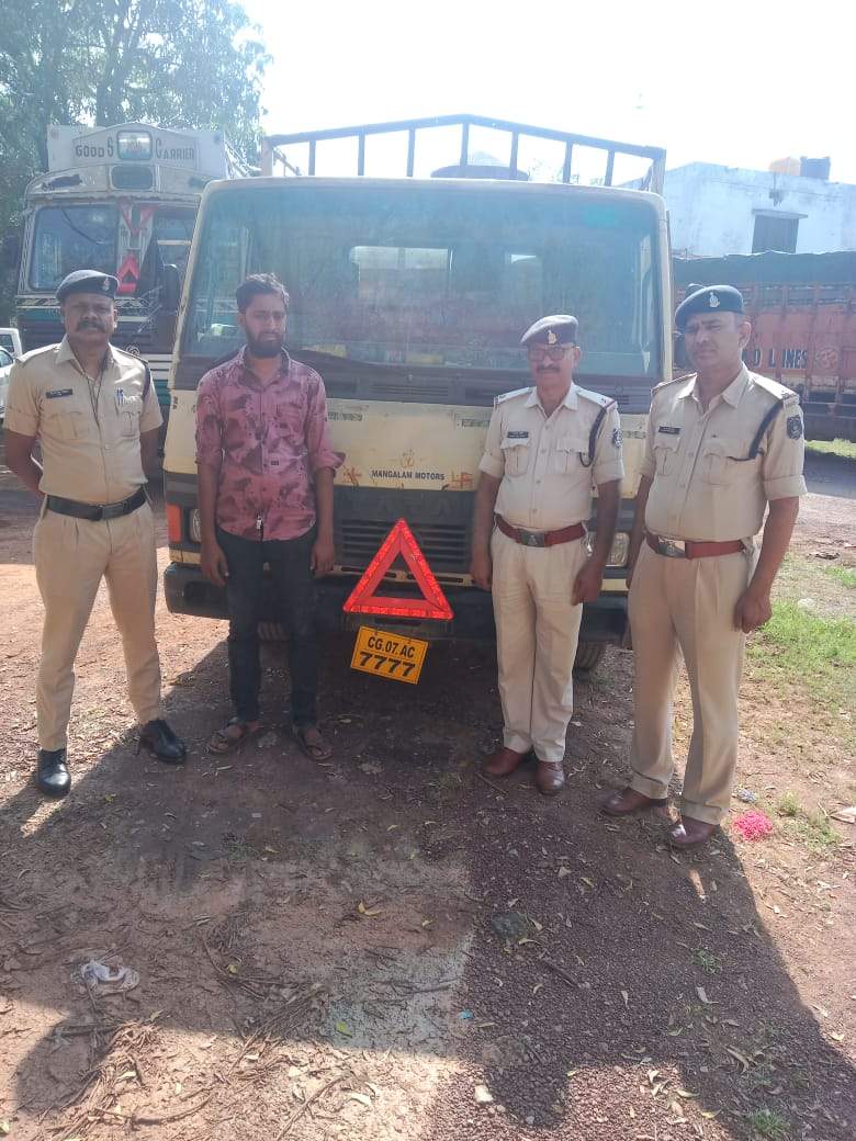 वाहनों में कबाड़ परिवहन, घेराबंदी कर पकड़ा वाहनों में कबाड़ परिवहन, घेराबंदी कर पकड़ा