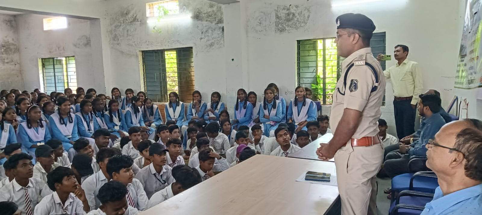 जिले की पुलिस ने स्कूली बच्चों को किया जागरूक जिले की पुलिस ने स्कूली बच्चों को किया जागरूक