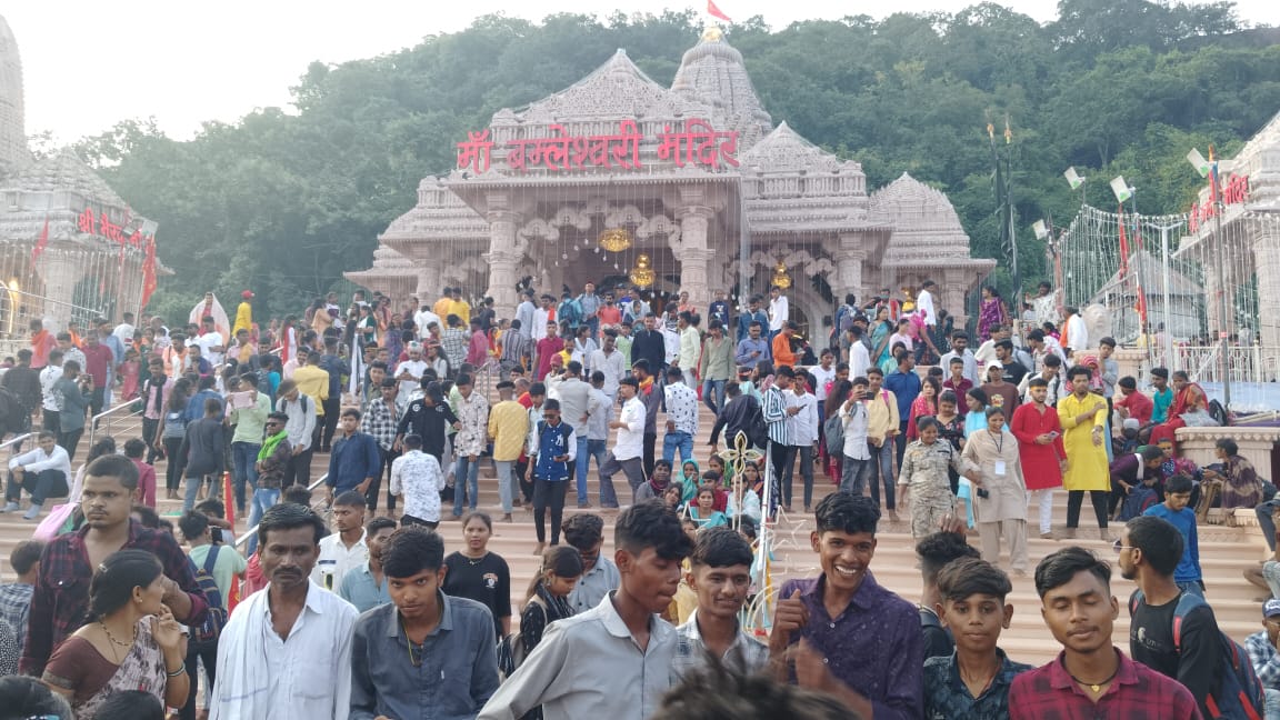 पंचमी शुरू होते ही आधी रात से पूरे दिन तक डेढ़ लाख श्रद्धालु पहुंचे बम्लेश्वरी के दर पंचमी शुरू होते ही आधी रात से पूरे दिन तक डेढ़ लाख श्रद्धालु पहुंचे बम्लेश्वरी के दर