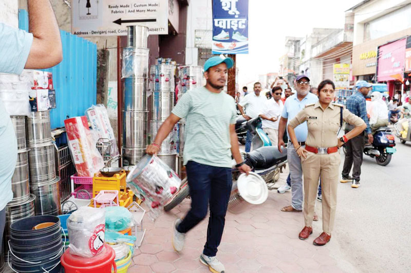दुकानों के बाहर रखे सामान जब्त, असंवैधानिक पार्किंग पर जुर्माना