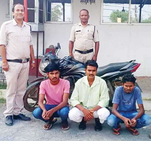 शराब के लिए रुपये नहीं देने पर युवक की पिटाई, 3 गिरफ्तार