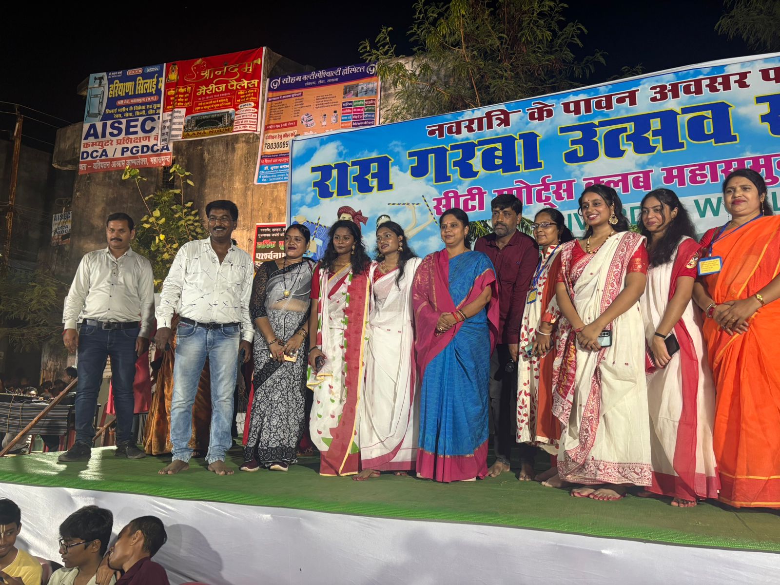 सांसद रूपकुमारी पहुंची गरबा देखने सांसद रूपकुमारी पहुंची गरबा देखने