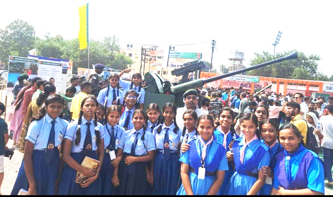 छात्र सशस्त्र सैन्य समारोह में हुए शामिल छात्र सशस्त्र सैन्य समारोह में हुए शामिल