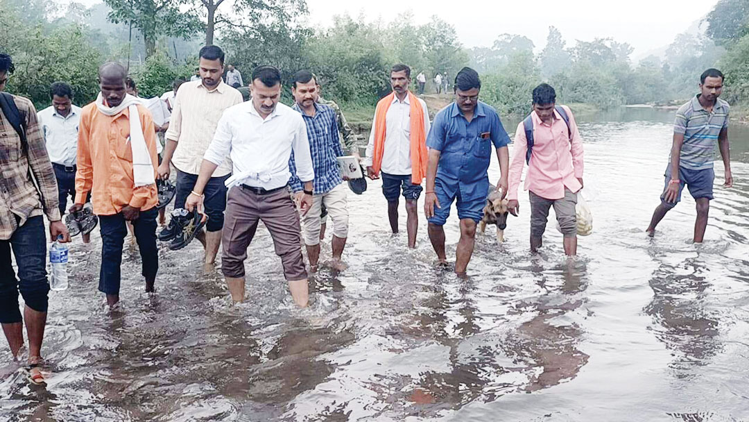 कलेक्टर प्रशासनिक अमले सहित पैदल पहुंचे घटोन गांव