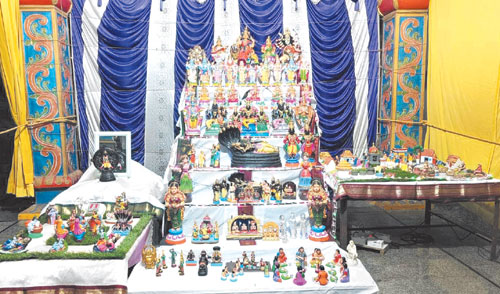 श्री बालाजी मंदिर में गुड्डे-गुडिय़ों, मूर्तियों की श्रृंगार परक प्रदर्शनी श्री बालाजी मंदिर में गुड्डे-गुडिय़ों, मूर्तियों की श्रृंगार परक प्रदर्शनी