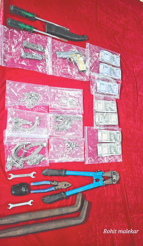 पुणे से आकर धमतरी में बसे, रायपुर में करते रहे चोरी, गिरफ्तार, 15 लाख की जब्ती पुणे से आकर धमतरी में बसे, रायपुर में करते रहे चोरी, गिरफ्तार, 15 लाख की जब्ती