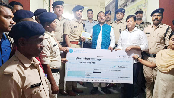  ज्वेलर्स लूटकांड:  कृषि मंत्री रामविचार ने पुलिस टीम को किया सम्मानित