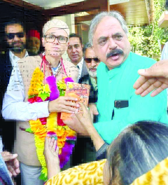 फारूख, उमर अब्दुल्ला को शिव ग्वालानी ने दी बधाई फारूख, उमर अब्दुल्ला को शिव ग्वालानी ने दी बधाई
