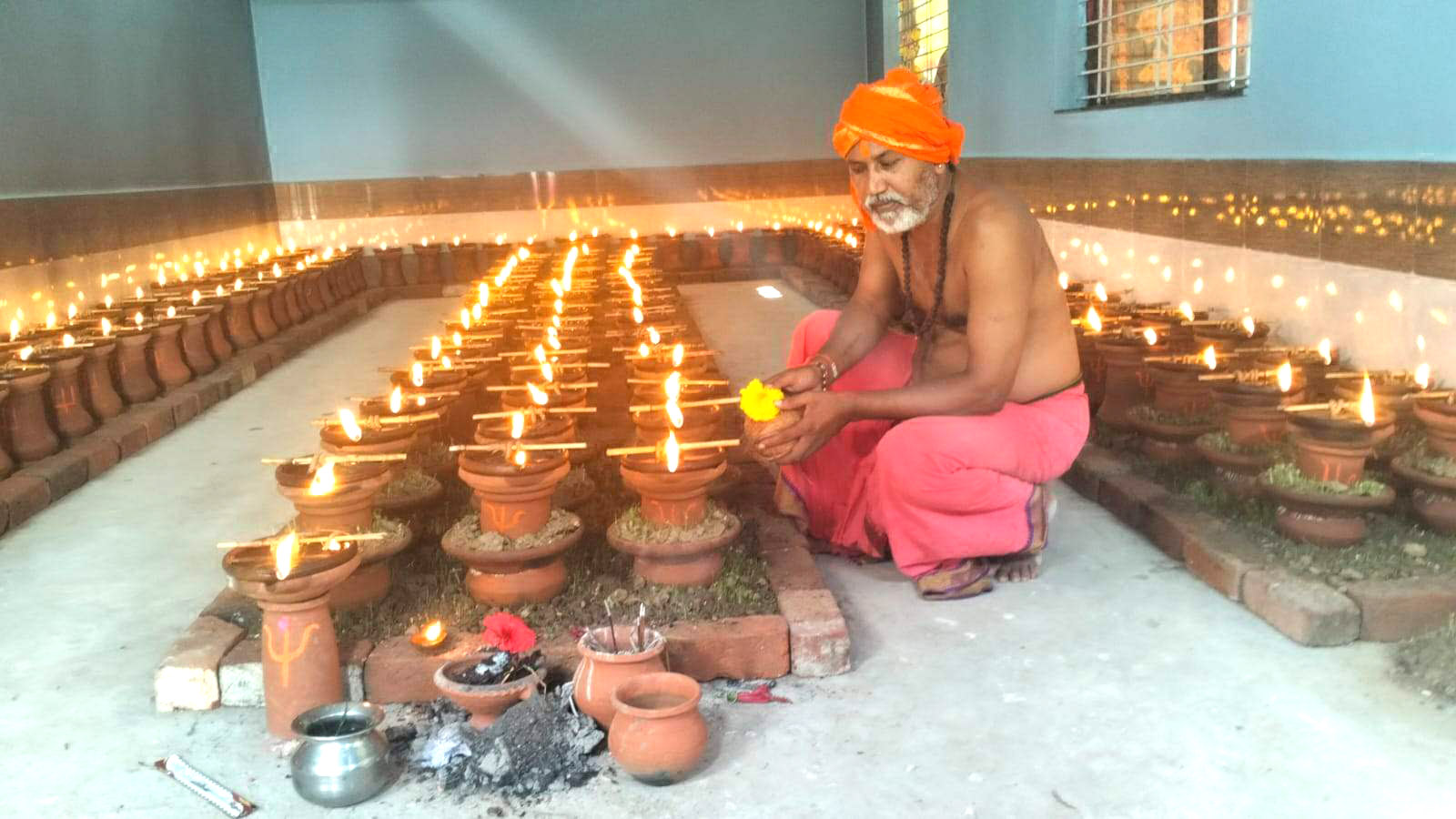 माता रानी की सेवा में भक्तगण लीन माता रानी की सेवा में भक्तगण लीन