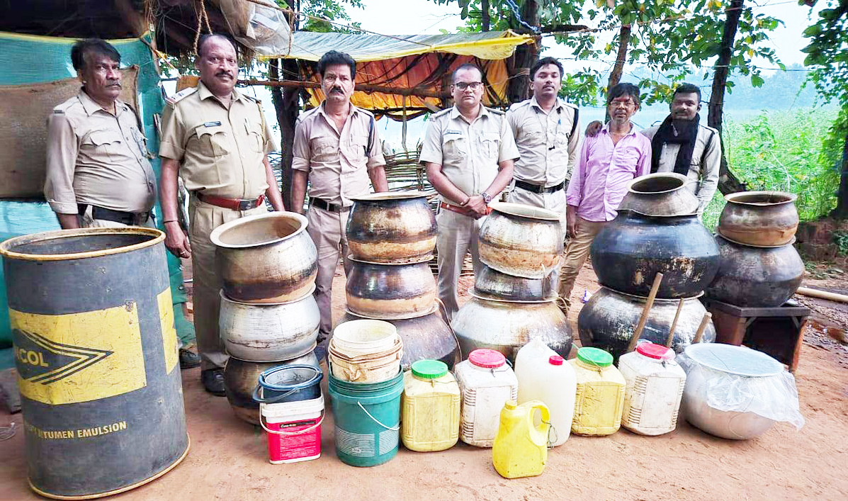 महुआ शराब व महुआ लाहन पकड़ाया महुआ शराब व महुआ लाहन पकड़ाया