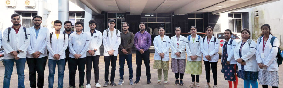 कोलकाता घटना: भूख हड़ताल पर बैठे डॉक्टरों के समर्थन में उतरे मेकाज के डॉक्टर
