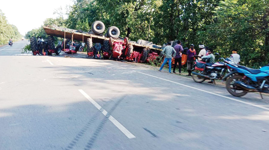 ट्रेलर पलटा, चालक व महिला घायल