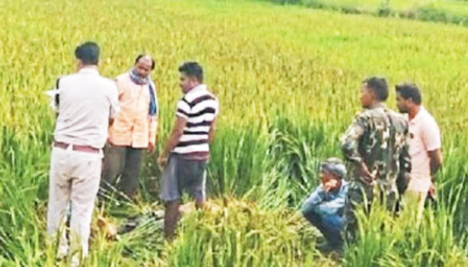 खेत में दवा का छिडक़ाव करते करंट, मौत खेत में दवा का छिडक़ाव करते करंट, मौत