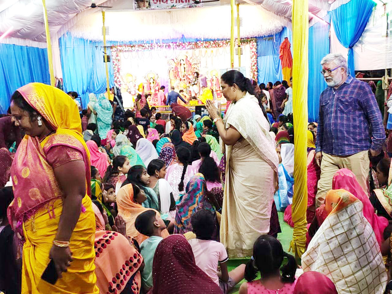 दुर्गा पूजा के संध्या आरती में शामिल हुईं गोमती