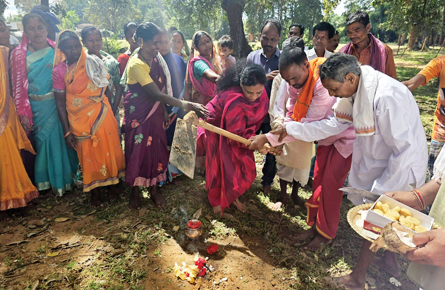 कोण्डागांव विधायक ने किया सामुदायिक भवन और बाउंड्रीवॉल का भूमिपूजन कोण्डागांव विधायक ने किया सामुदायिक भवन और बाउंड्रीवॉल का भूमिपूजन