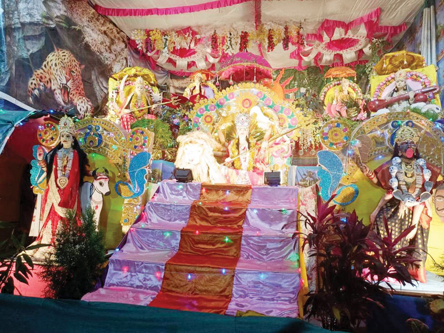 चैतन्य देवियां व गुफाओं, ऊंचे पहाड़ों की झांकी आकर्षण का केन्द्र चैतन्य देवियां व गुफाओं, ऊंचे पहाड़ों की झांकी आकर्षण का केन्द्र