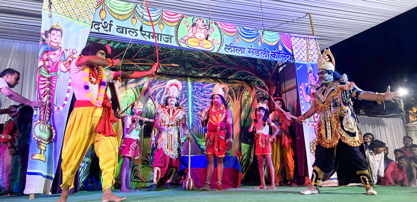 40 फीट के रावण का दहन, नाभि पर बाण लगते हुए उगला आग