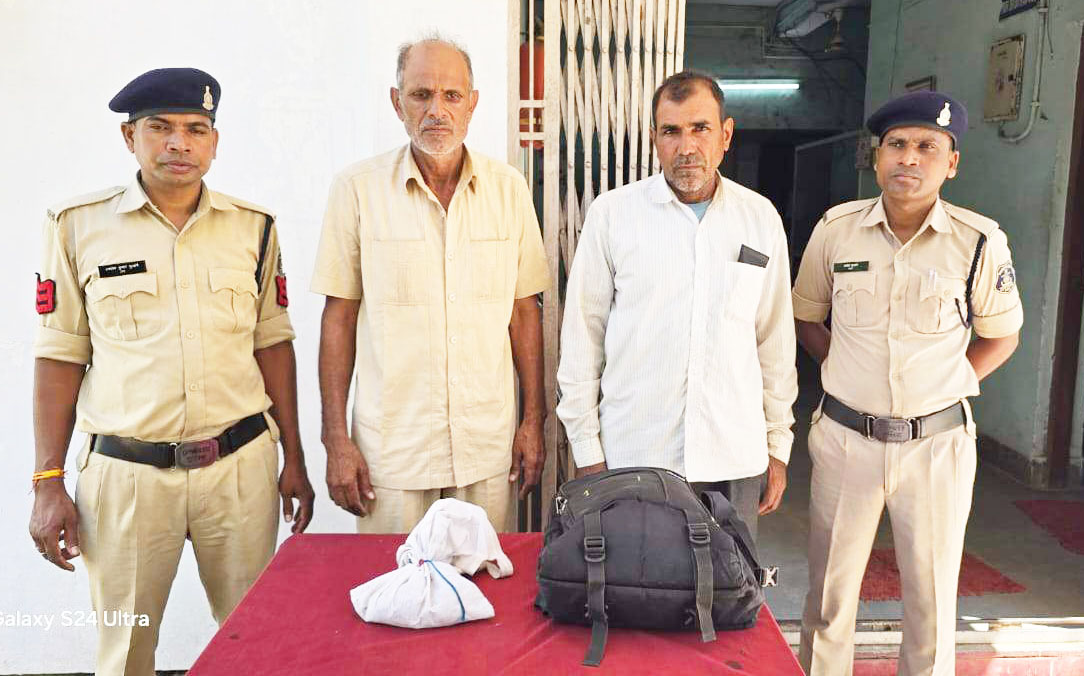 अफीम बेचने ग्राहक तलाश रहे दो अंतरराज्यीय तस्कर बंदी