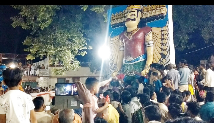 आतिशबाजी के साथ रावण पुतले का दहन