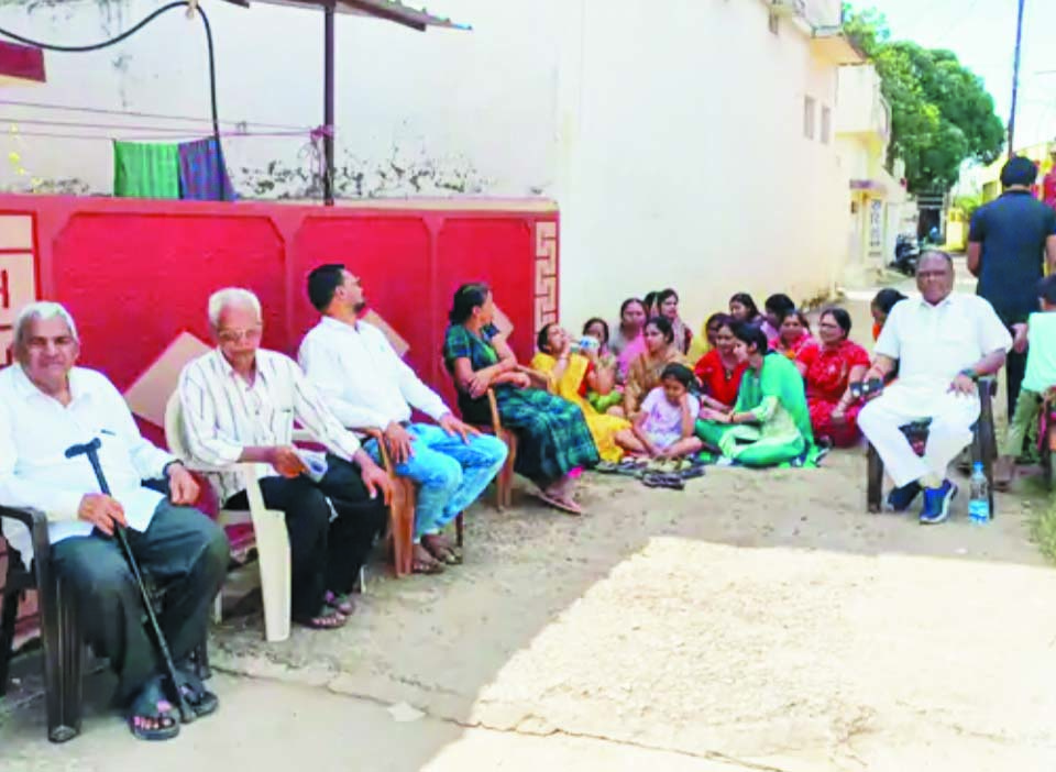 घनी आबादी के बीच टावर लगा रही थी एयरटेल कंपनी, नपा ने काम रोकने कहा घनी आबादी के बीच टावर लगा रही थी एयरटेल कंपनी, नपा ने काम रोकने कहा