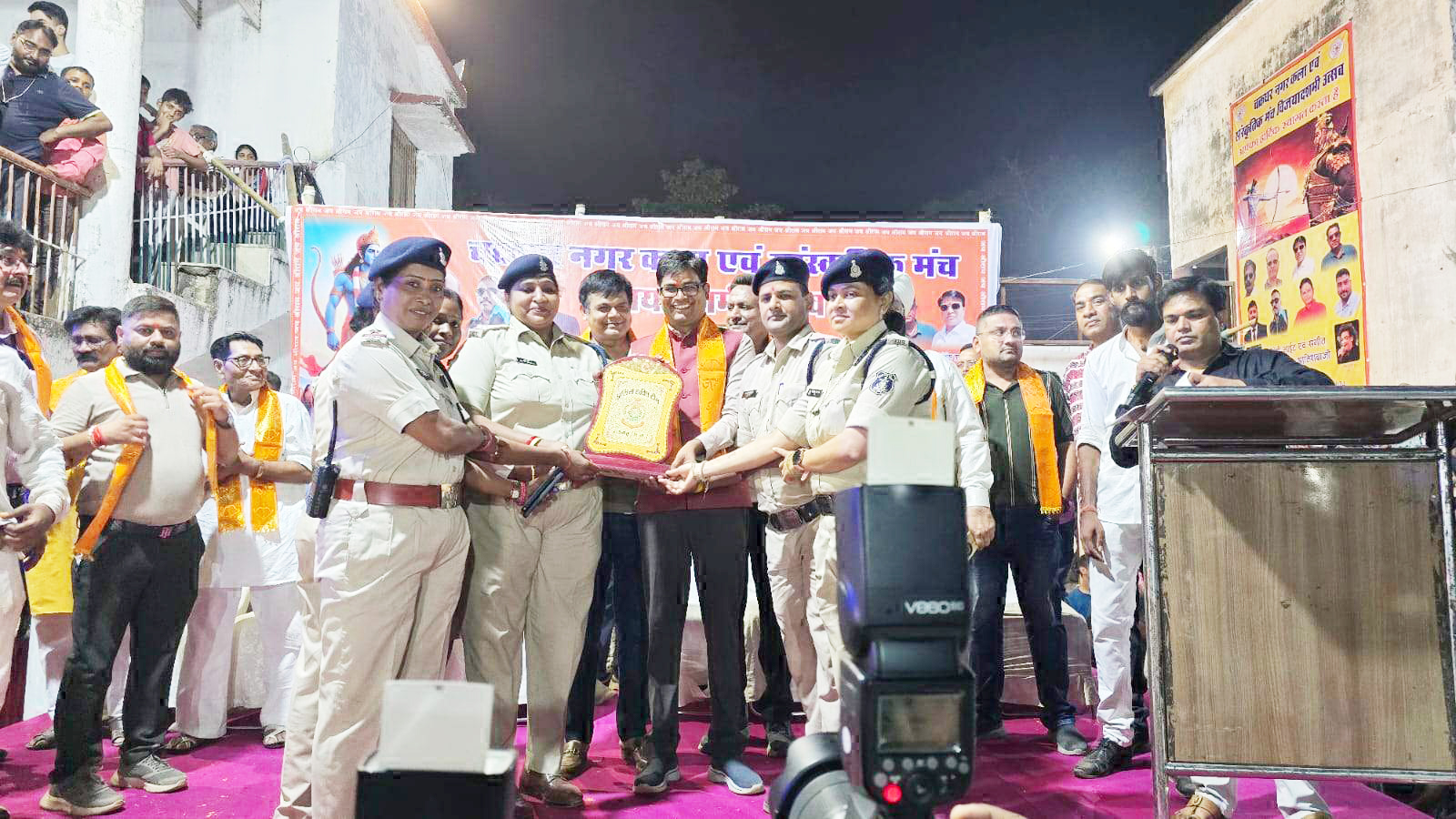 वित्त मंत्री ने समर्पित सेवा के लिए पुलिस शक्ति टीम का किया सम्मान वित्त मंत्री ने समर्पित सेवा के लिए पुलिस शक्ति टीम का किया सम्मान