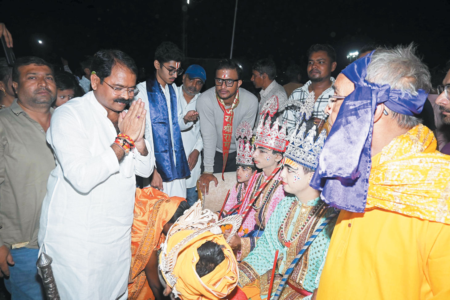 विधायक इन्द्र साव ने की रामलीला मंच को बड़ा करने की घोषणा विधायक इन्द्र साव ने की रामलीला मंच को बड़ा करने की घोषणा