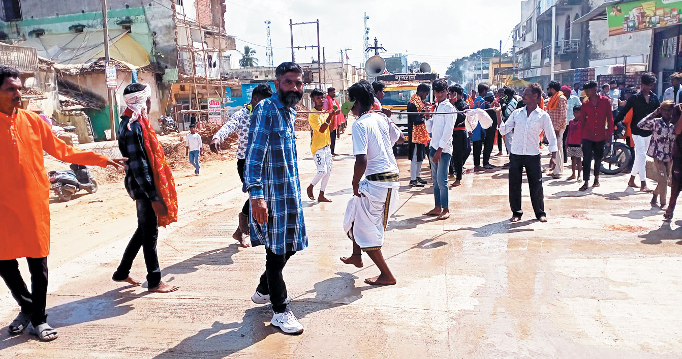 शोभायात्रा निकाल दुर्गा प्रतिमाओं का विसर्जन शोभायात्रा निकाल दुर्गा प्रतिमाओं का विसर्जन