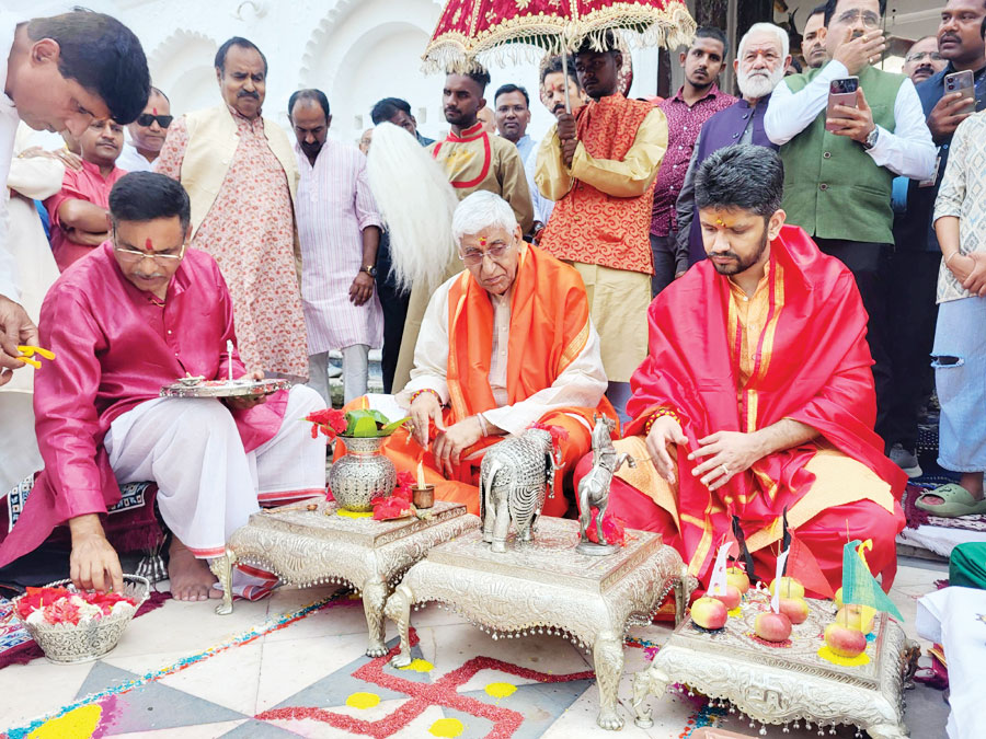 सिंहदेव ने की अश्व, गज, ध्वज व शस्त्र की पूजा, लोगों से मुलाकात सिंहदेव ने की अश्व, गज, ध्वज व शस्त्र की पूजा, लोगों से मुलाकात