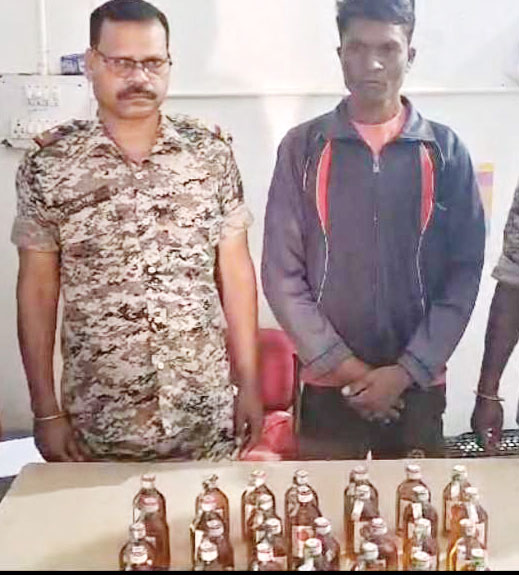 किराना दुकानों से अंग्रेजी शराब जब्त, दो आरोपी गिरफ्तार किराना दुकानों से अंग्रेजी शराब जब्त, दो आरोपी गिरफ्तार