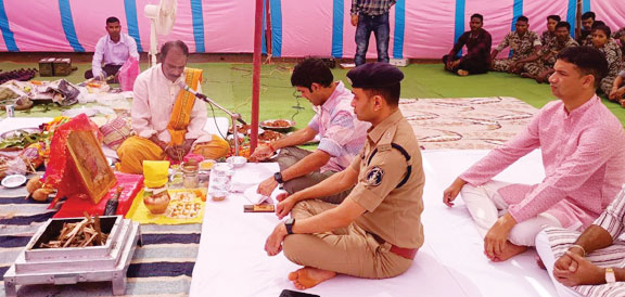 एसपी ने की शस्त्र और वाहन पूजा एसपी ने की शस्त्र और वाहन पूजा