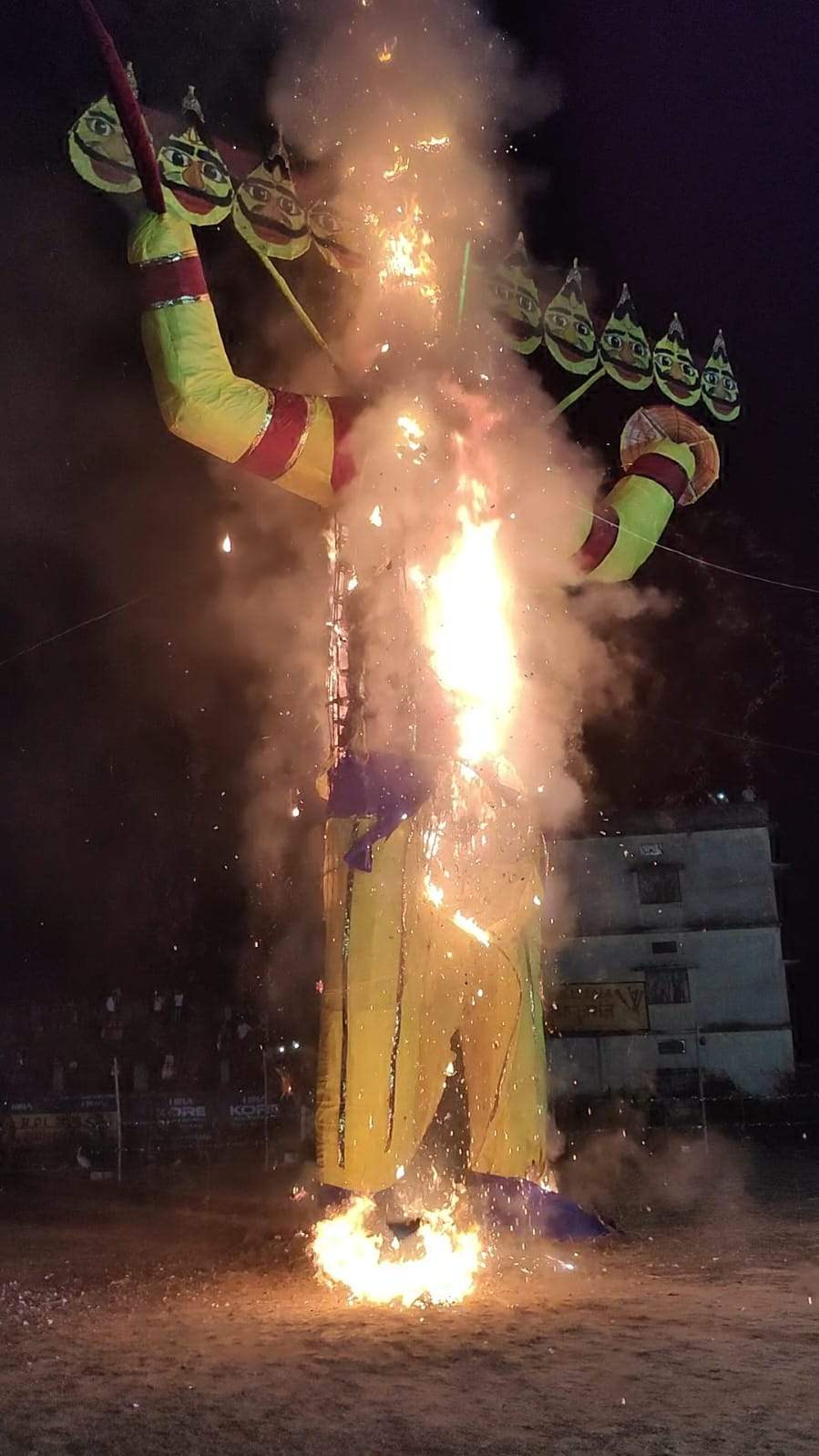 आतिशबाजी के साथ रावण का पुतला दहन