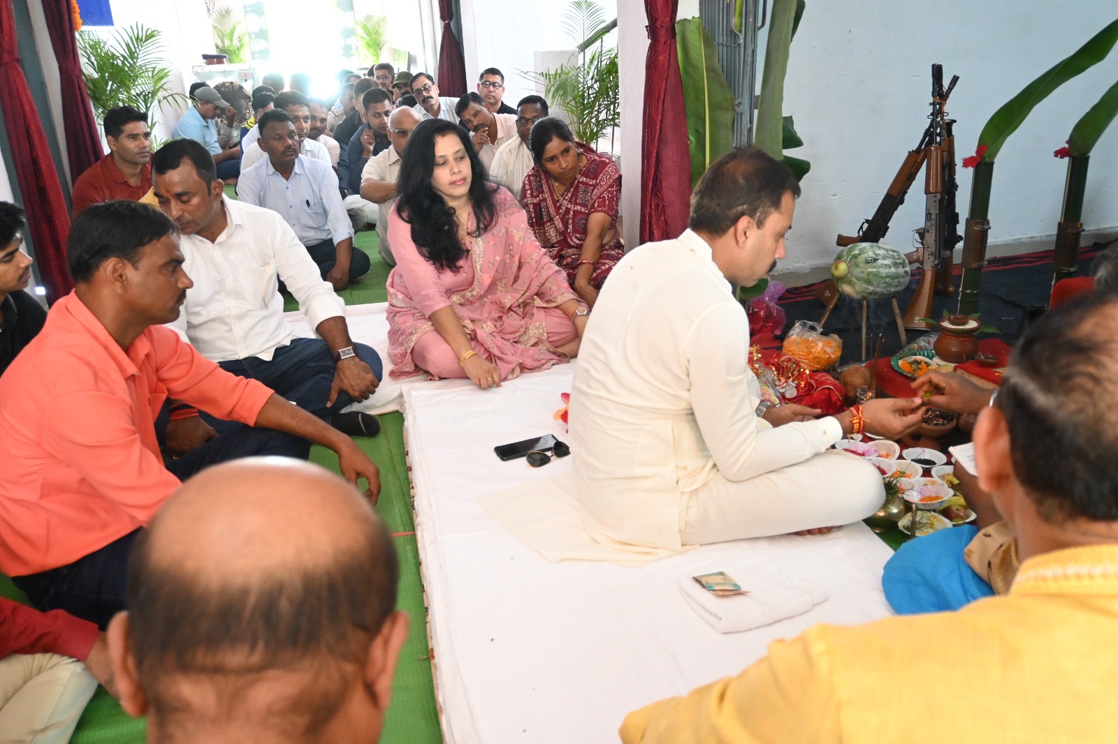 एसपी ने की शस्त्रों की पूजा-अर्चना एसपी ने की शस्त्रों की पूजा-अर्चना