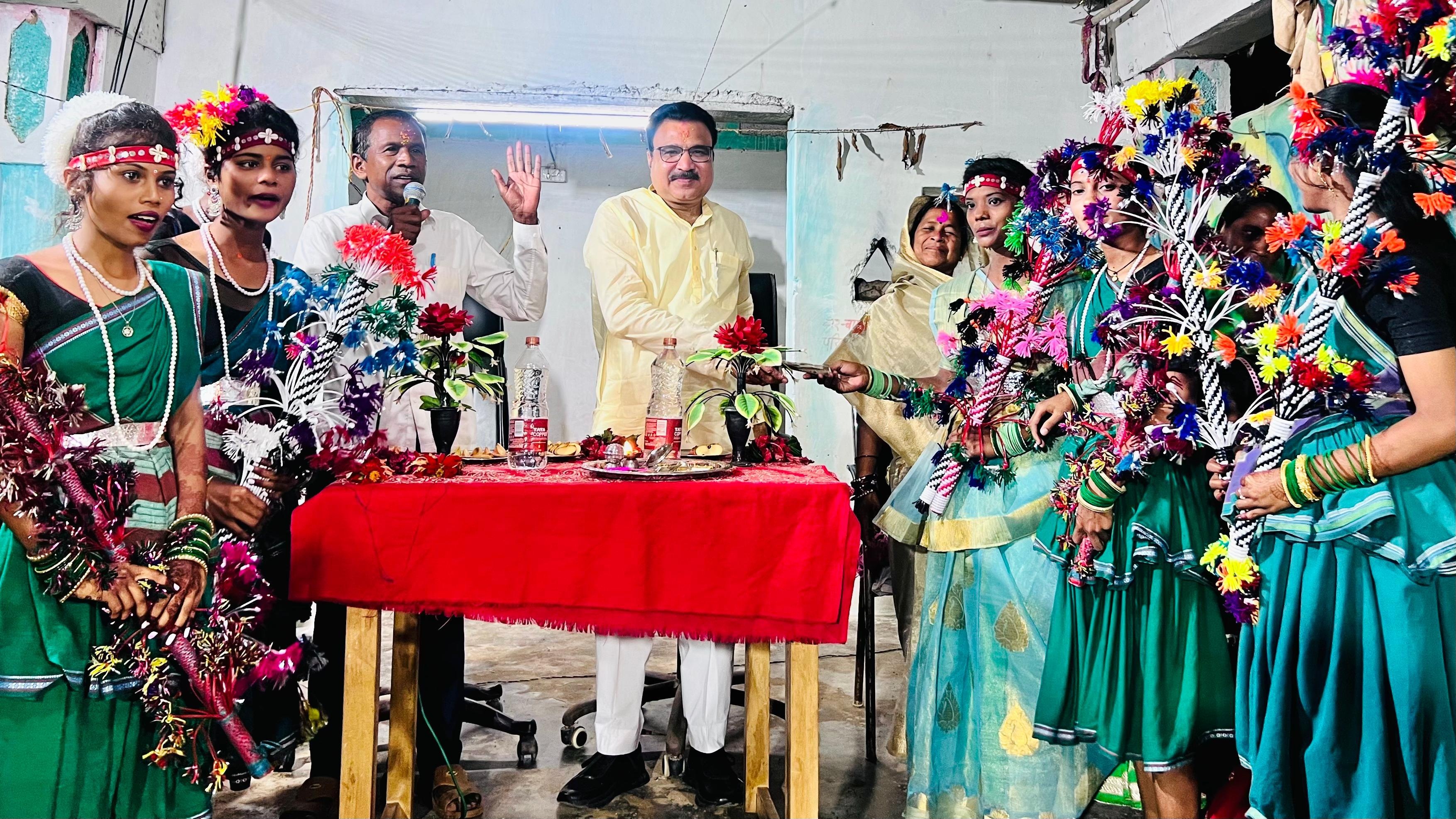 नवाखाई मिलन महोत्सव में विधायक हुए शामिल नवाखाई मिलन महोत्सव में विधायक हुए शामिल