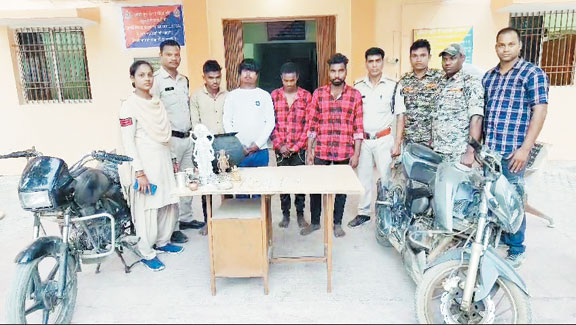चोरी : 2 नाबालिग समेत 6 गिरफ्तार चोरी : 2 नाबालिग समेत 6 गिरफ्तार