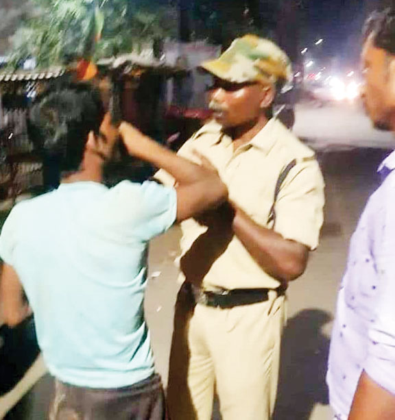 नशे में चूर पिता छोड़ आया 4 साल के बेटे को शराब दुकान में नशे में चूर पिता छोड़ आया 4 साल के बेटे को शराब दुकान में