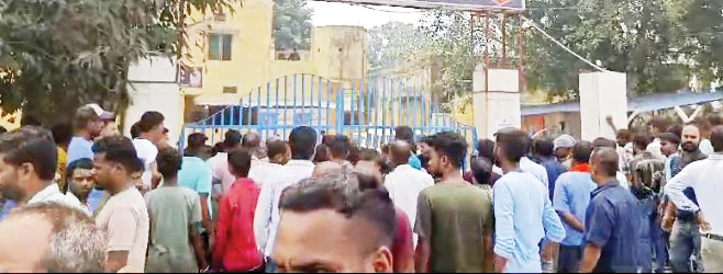 प्रधान आरक्षक की पत्नी-बेटी की हत्या को लेकर उबला सूरजपुर प्रधान आरक्षक की पत्नी-बेटी की हत्या को लेकर उबला सूरजपुर