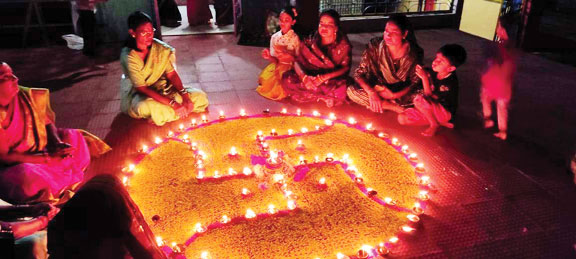 रेल्वे शिव मंदिर में दीपोत्सव, दीपों से बनाया स्वास्तिक