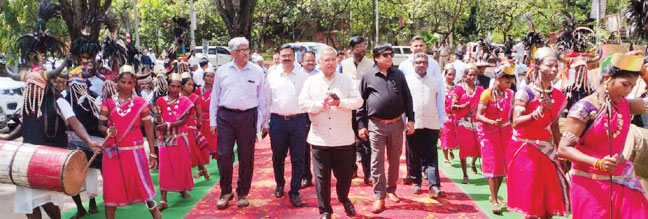 रेल्वे बोर्ड के सदस्य रविन्द्र गोयल और उच्चाधिकारी पहुंचे बचेली रेल्वे बोर्ड के सदस्य रविन्द्र गोयल और उच्चाधिकारी पहुंचे बचेली