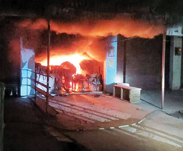 गिफ्ट दुकान में लगी आग, लाखों का सामान खाक