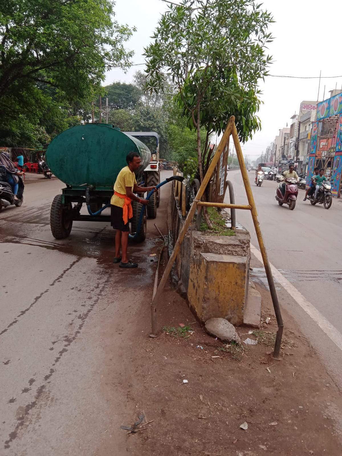 उद्यानों को हरा-भरा रखने सिंचाई, कटाई-छंटाई उद्यानों को हरा-भरा रखने सिंचाई, कटाई-छंटाई