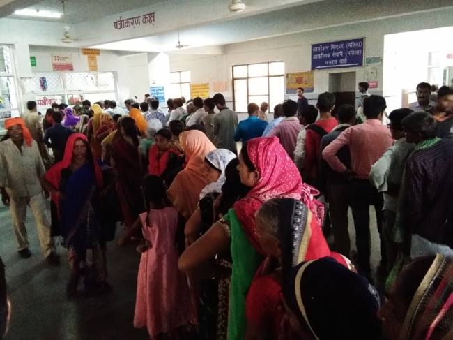 मेडिकल कॉलेज सह जिला अस्पताल में मरीजों की कतारें मेडिकल कॉलेज सह जिला अस्पताल में मरीजों की कतारें