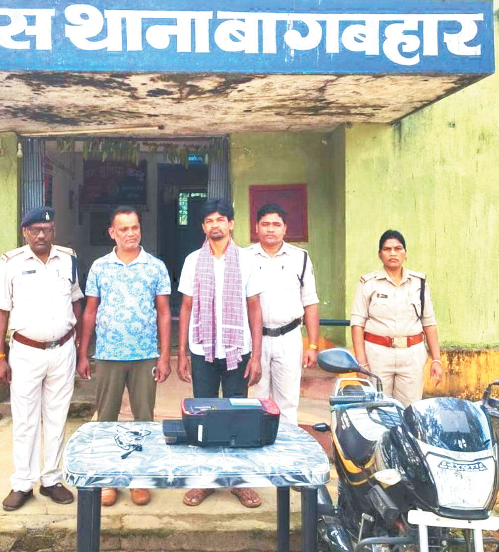 नकली नोट मामले में 2 फरार आरोपी गिरफ्तार, 3 पहले ही गिरफ्तार नकली नोट मामले में 2 फरार आरोपी गिरफ्तार, 3 पहले ही गिरफ्तार
