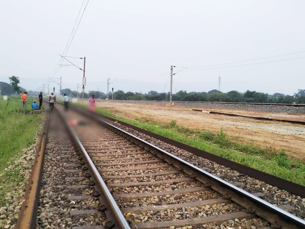 पटरी पर 2 युवकों की लाश मिली पटरी पर 2 युवकों की लाश मिली