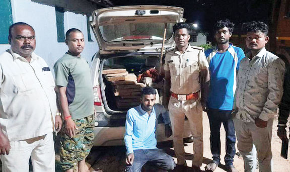  चिरान सहित कार जब्त, एक तस्कर गिरफ्तार, एक फरार