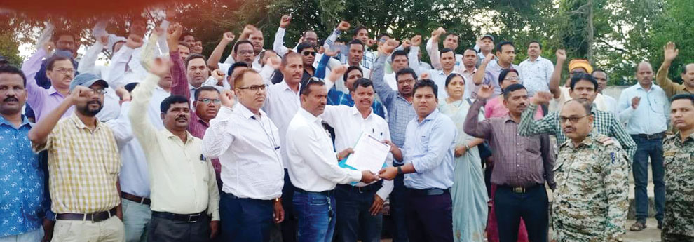 पूर्व सेवा की गणना को लेकर एकजुट हुए शिक्षक एलबी संवर्ग, सौंपा ज्ञापन पूर्व सेवा की गणना को लेकर एकजुट हुए शिक्षक एलबी संवर्ग, सौंपा ज्ञापन