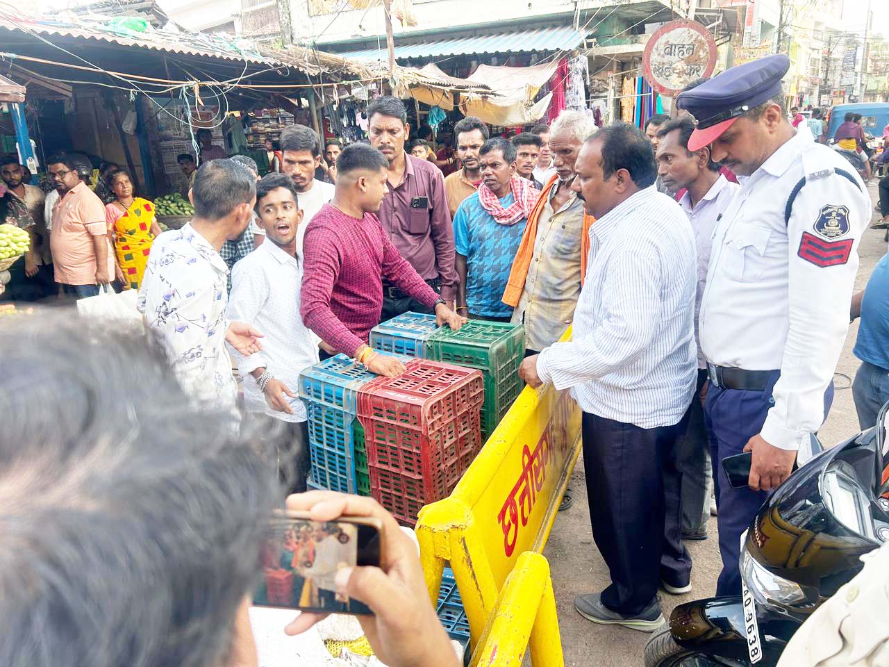 निगम ने पुलिस के साथ मिलकर सौ दुकानों से हटाये अवैध अतिक्रमण