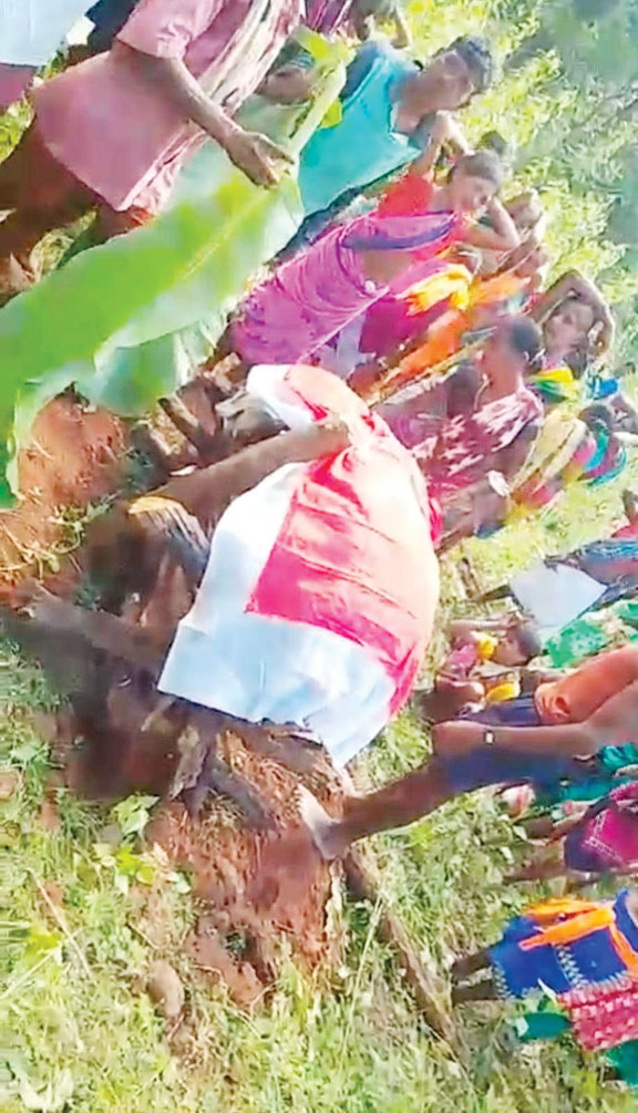 महिला नक्सली नीति के अंतिम संस्कार का वीडियो फैला